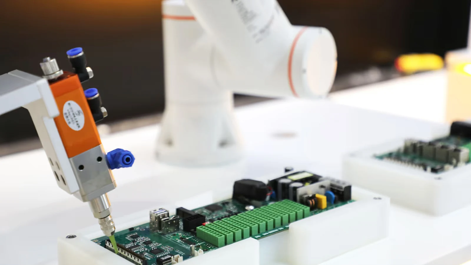 Robot FAIRINO en tarea de ensamblaje y dosificación